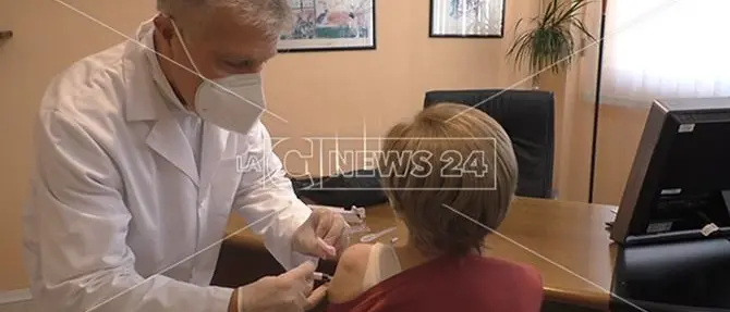 Covid, i medici di famiglia a Spirlì e Longo: «Che fine hanno fatto i vaccini?»