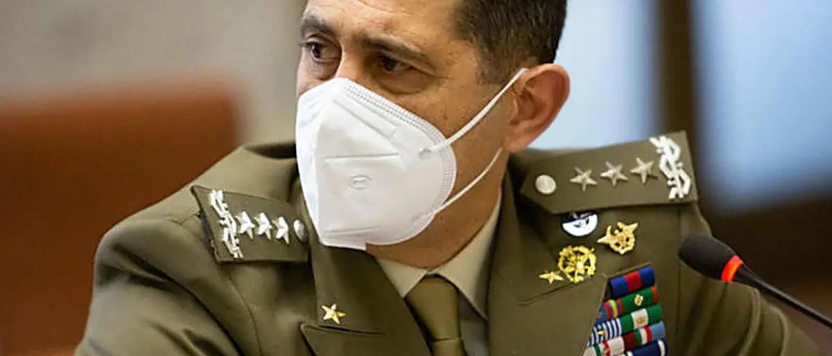 Vaccini Covid, il commissario Figliuolo: «Basta buttare dosi, vaccinare chi passa»