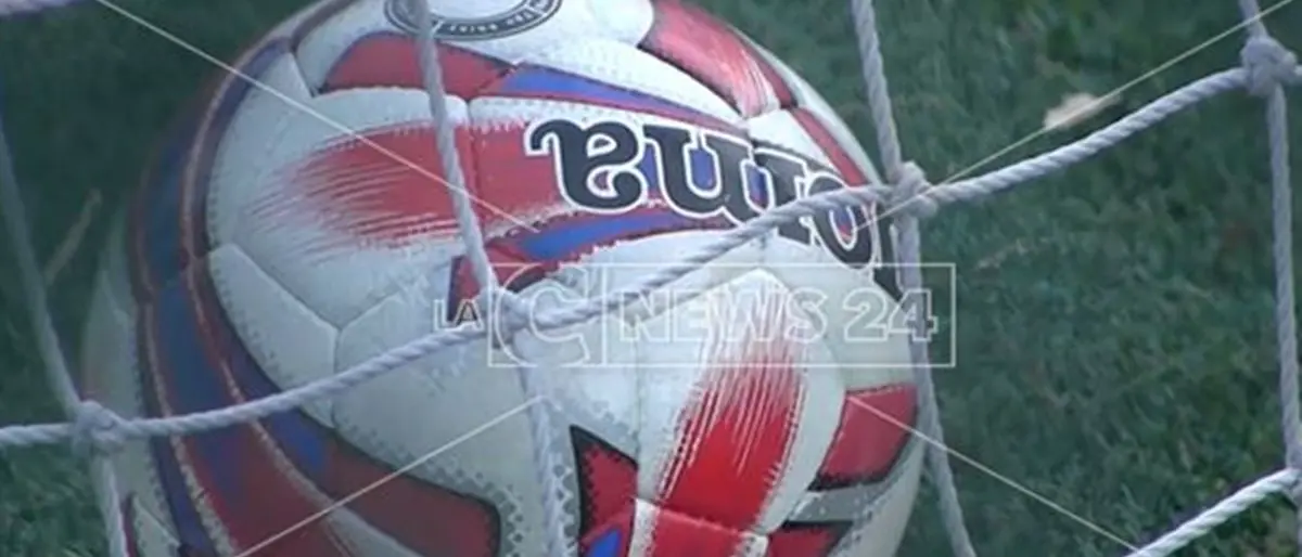 Covid, a Crotone giocano a calcetto nonostante i divieti: sanzionate 10 persone