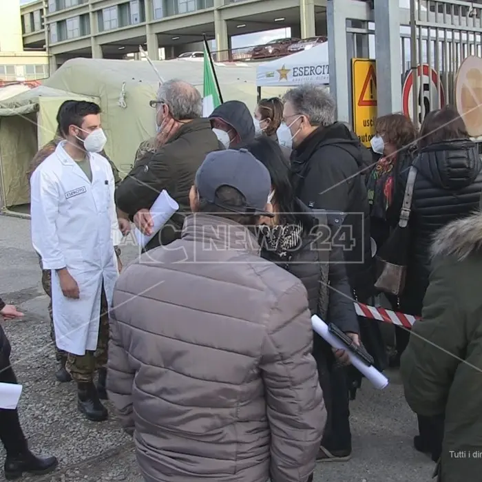 Stop vaccino AstraZeneca: le reazioni di chi l’ha appena fatto e chi attendeva in fila a Cosenza