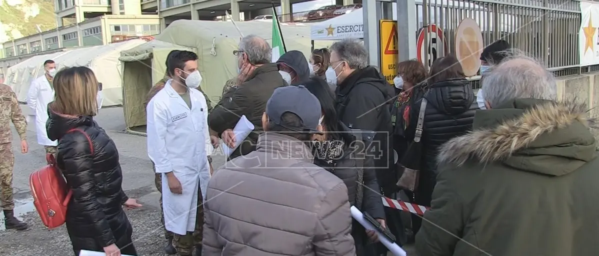 Stop vaccino AstraZeneca: le reazioni di chi l’ha appena fatto e chi attendeva in fila a Cosenza