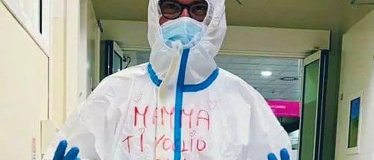 «Ti voglio bene mamma»: la dedica dell'infermiere calabrese a Bologna sulla tuta anti Covid