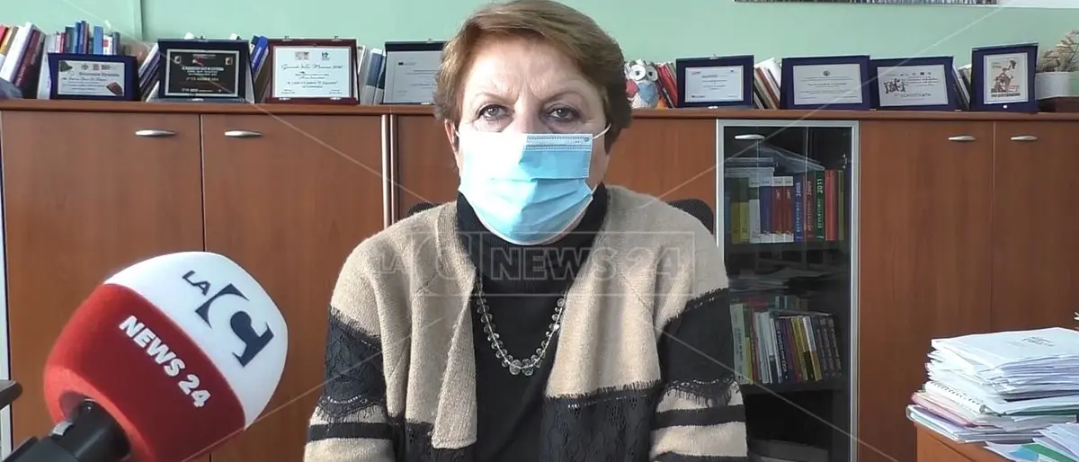 Vaccini “obbligatori”, la dirigente del liceo di Catanzaro ritira la circolare: «Ferita dagli attacchi»