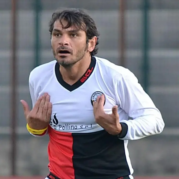 Calcio in lutto, il Covid si porta via Vanacore: era vice-allenatore della Cavese