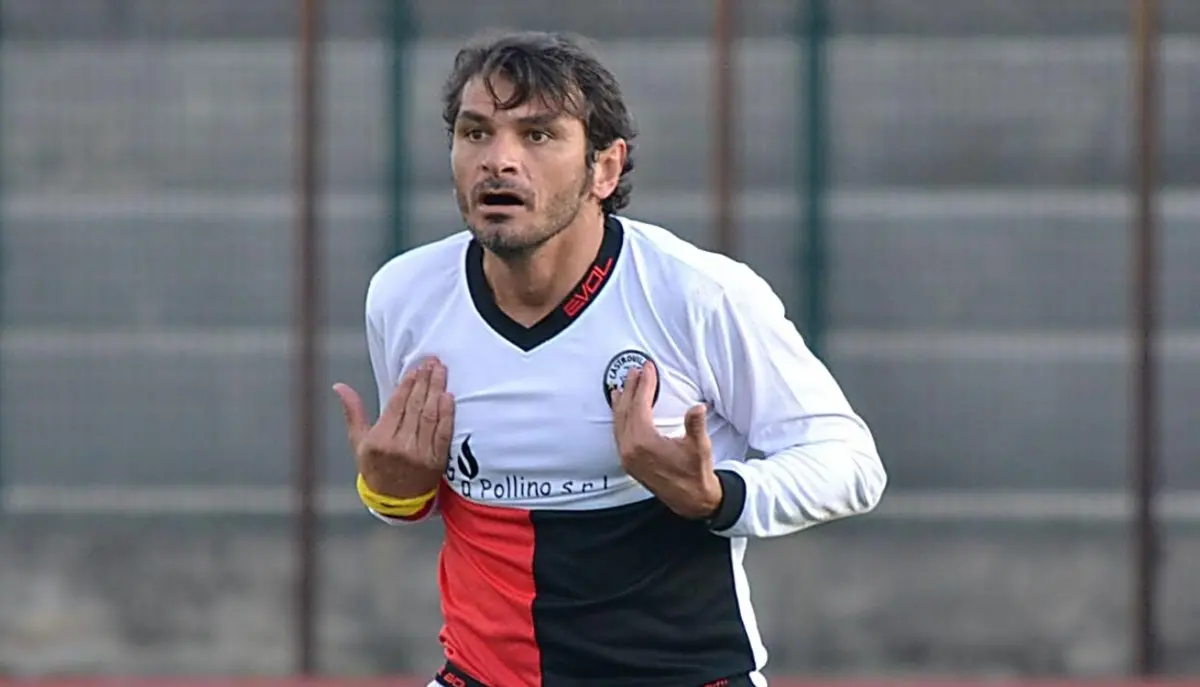 Calcio in lutto, il Covid si porta via Vanacore: era vice-allenatore della Cavese