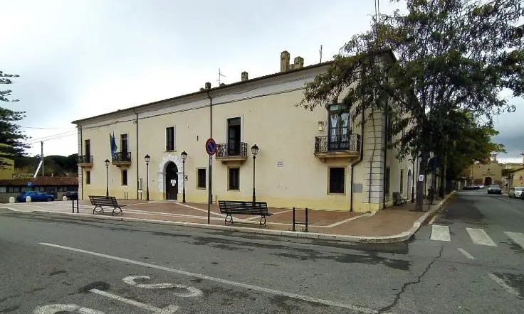 Troppi contagi a Isola Capo Rizzuto: chiudono scuole, parchi e uffici