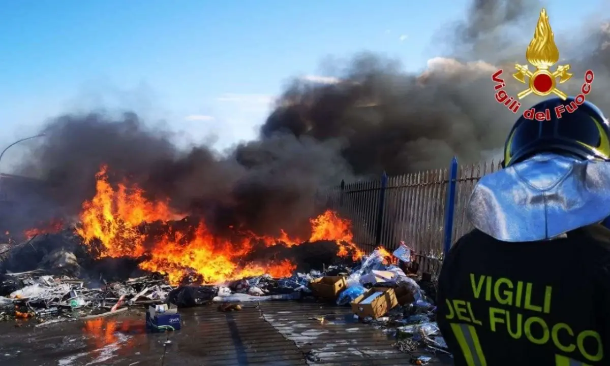 Incendio nei pressi del mercato ortofrutticolo di Crotone, disagi al traffico sulla 106