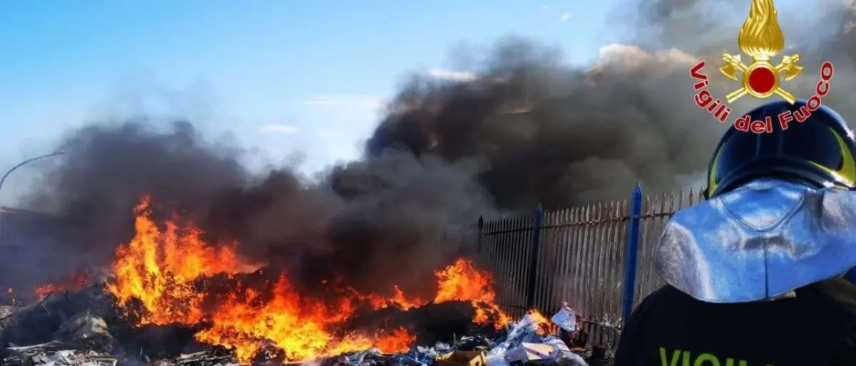 Incendio nei pressi del mercato ortofrutticolo di Crotone, disagi al traffico sulla 106