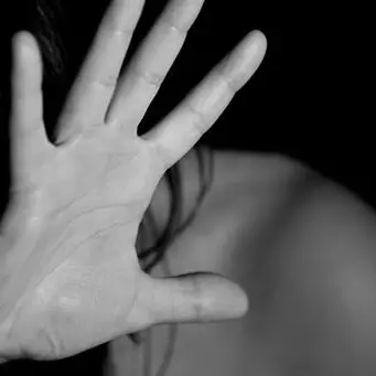 Abusa di una 15enne disabile durante le lezioni in dad: arrestato