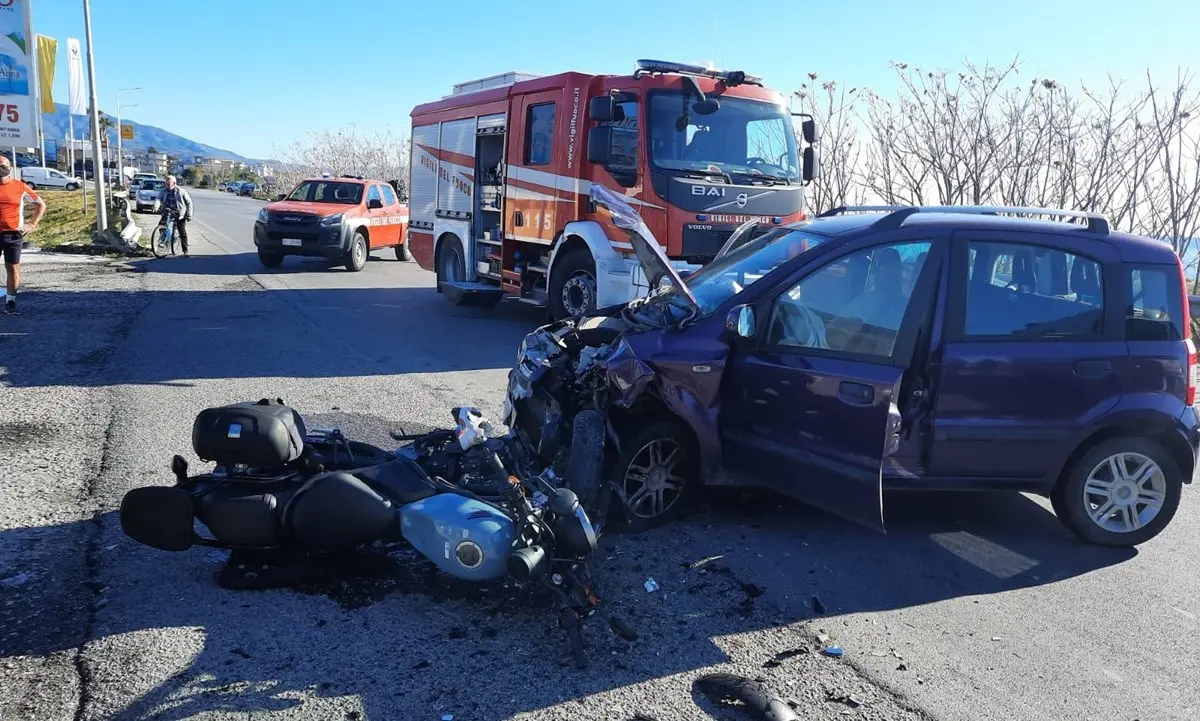 Incidente stradale a Siderno, moto contro auto: grave la donna alla guida della due ruote