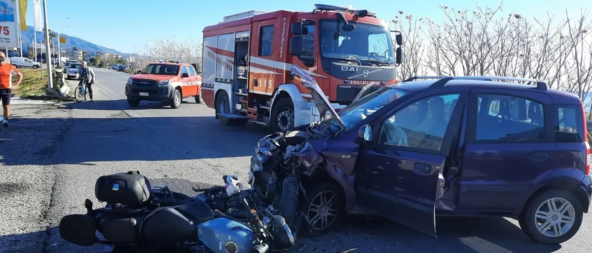 Incidente stradale a Siderno, moto contro auto: grave la donna alla guida della due ruote