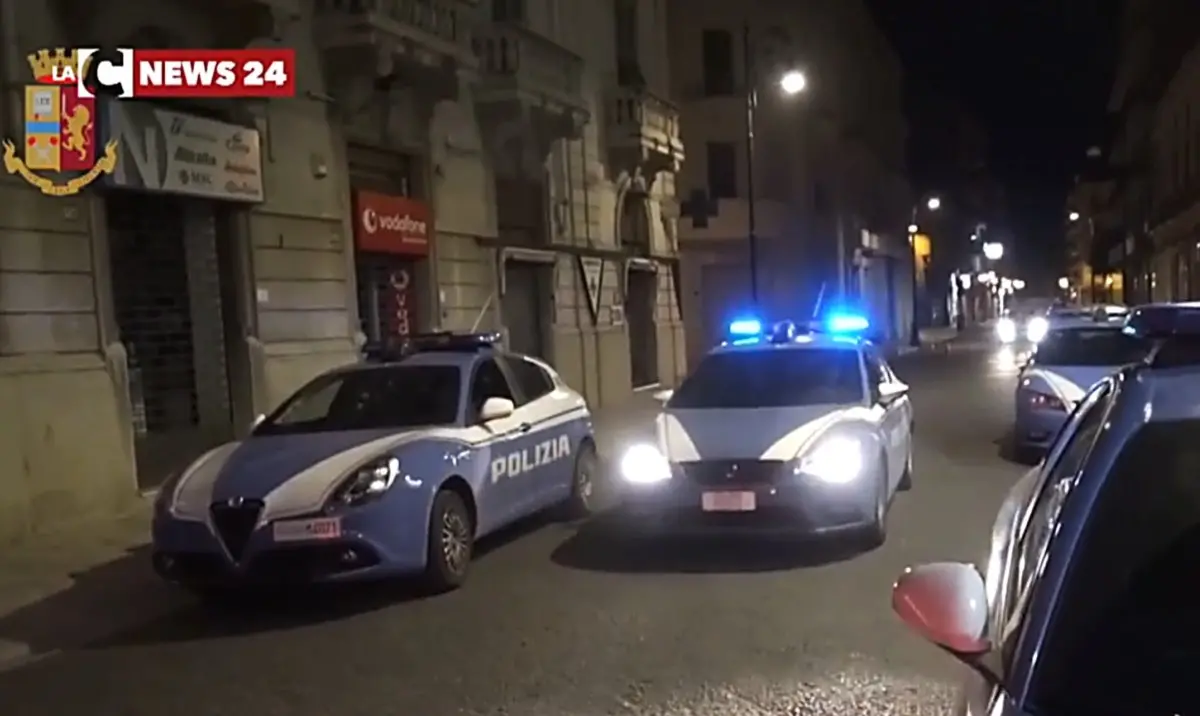 Reggio, positivo al Covid evade dai domiciliari e ruba un‘auto: arrestato