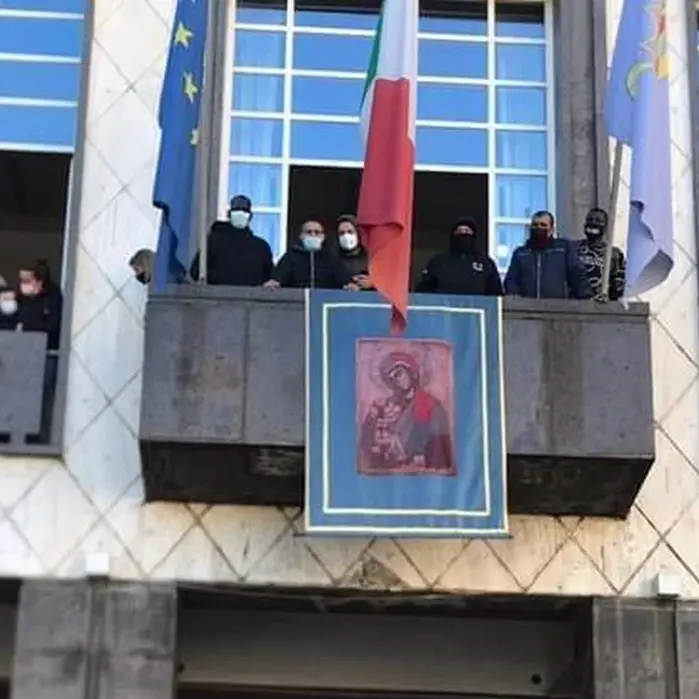 Cosenza, decine di famiglie a rischio sfratto: attivisti di Prendocasa occupano sala del Comune