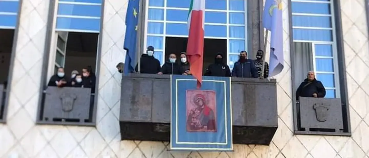 Cosenza, decine di famiglie a rischio sfratto: attivisti di Prendocasa occupano sala del Comune