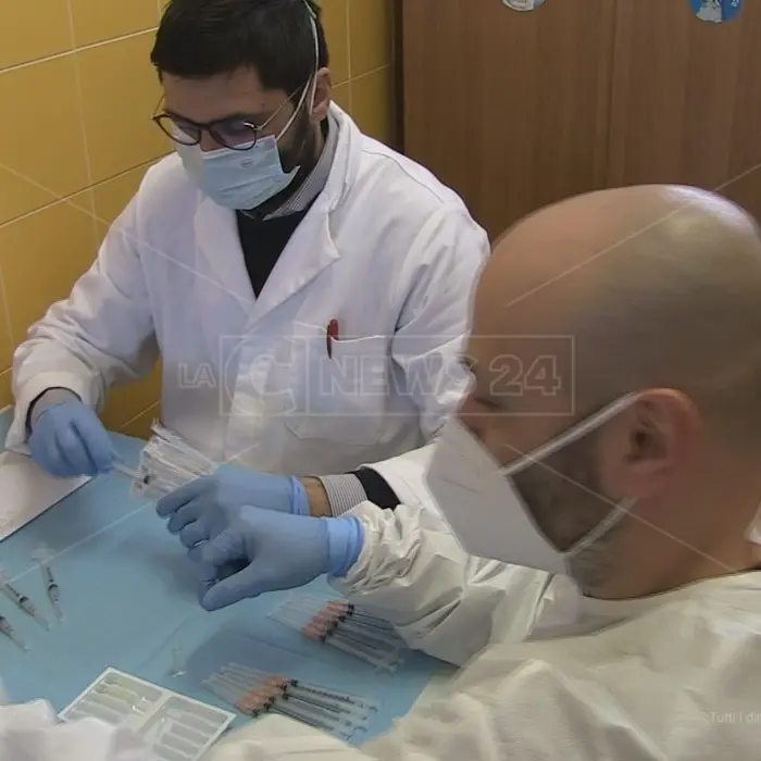 Vaccini, nel Cosentino i richiami rischiano di slittare: i vertici Asp incontrano Longo