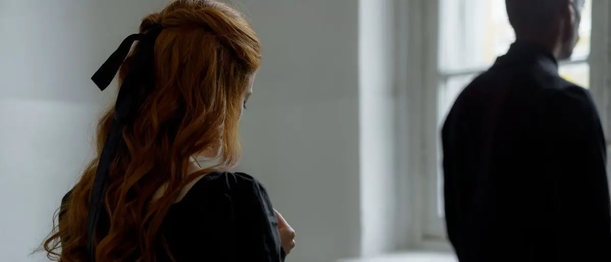 L’amore sbocciato tra il prete e la bella novizia nella Calabria degli anni '70