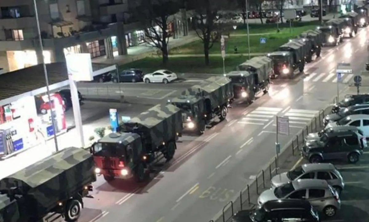 Prima giornata nazionale delle vittime di Covid, un anno fa la fila di bare a Bergamo