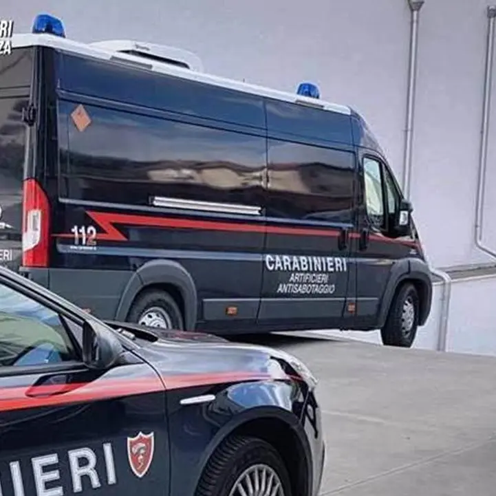 Cosenza, mitragliatrice pronta all’uso e bomba artigianale trovate dai carabinieri in un palazzo