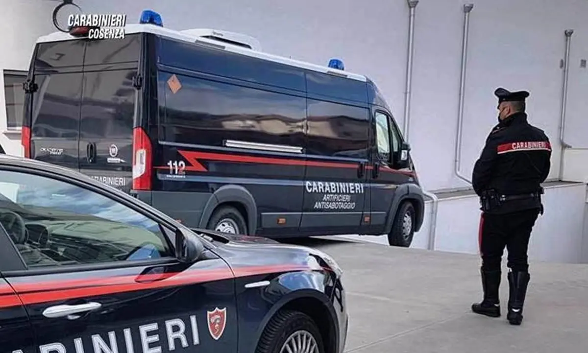 Cosenza, mitragliatrice pronta all’uso e bomba artigianale trovate dai carabinieri in un palazzo