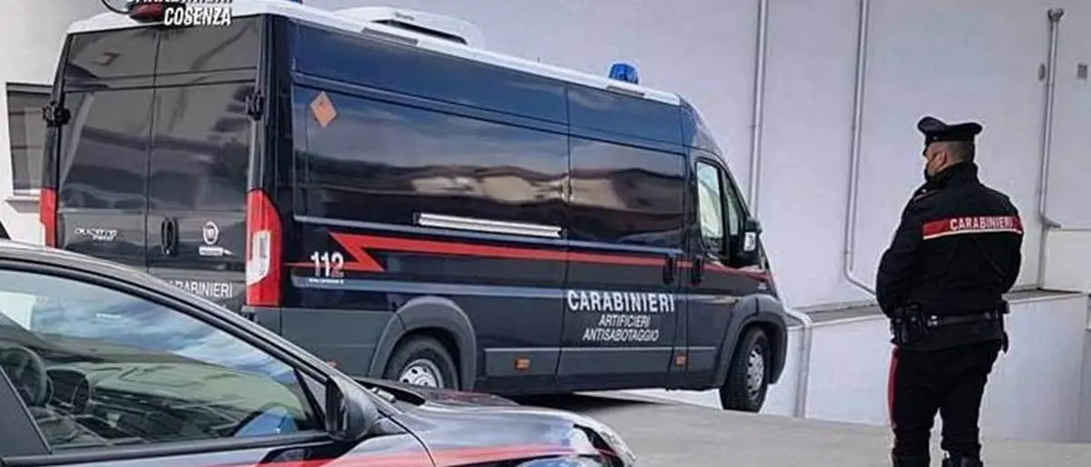 Cosenza, mitragliatrice pronta all’uso e bomba artigianale trovate dai carabinieri in un palazzo