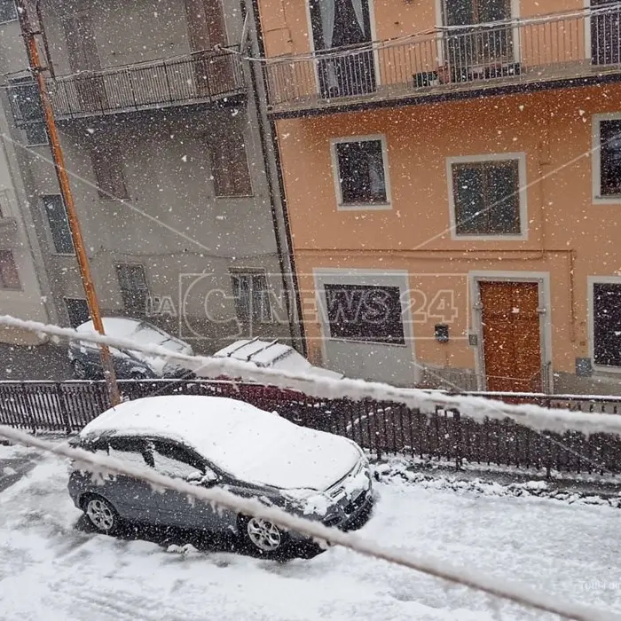 Colpo di coda dell'inverno nel Cosentino: neve in Sila e lungo l'autostrada