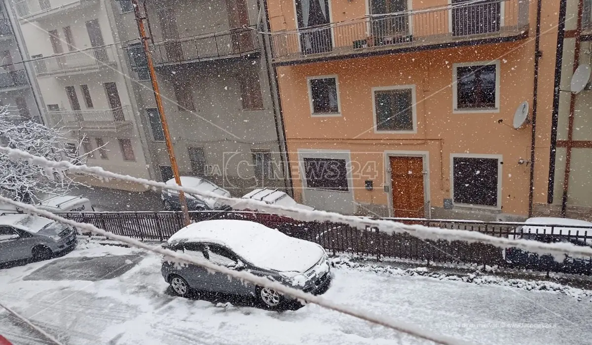 Colpo di coda dell'inverno nel Cosentino: neve in Sila e lungo l'autostrada