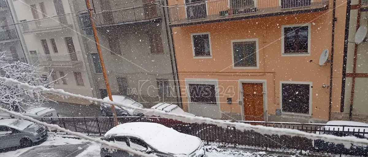 Colpo di coda dell'inverno nel Cosentino: neve in Sila e lungo l'autostrada
