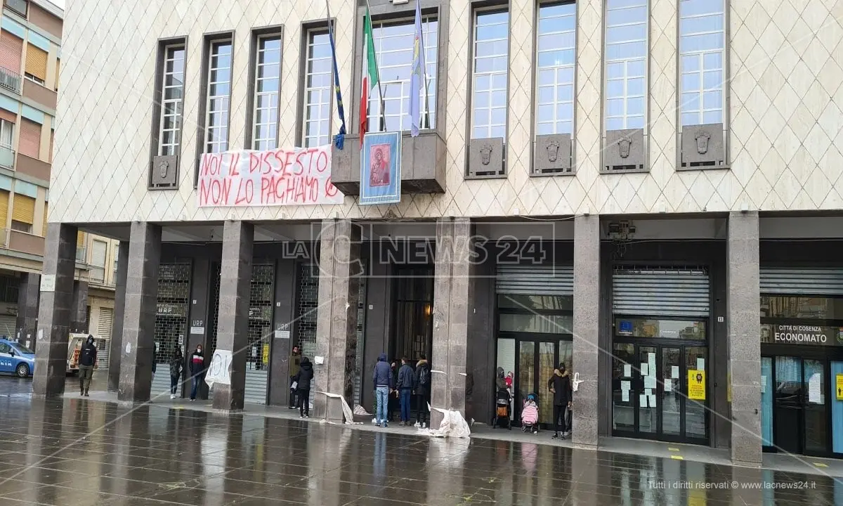 Cosenza, emergenza abitativa: stop all’occupazione in Comune di Prendocasa