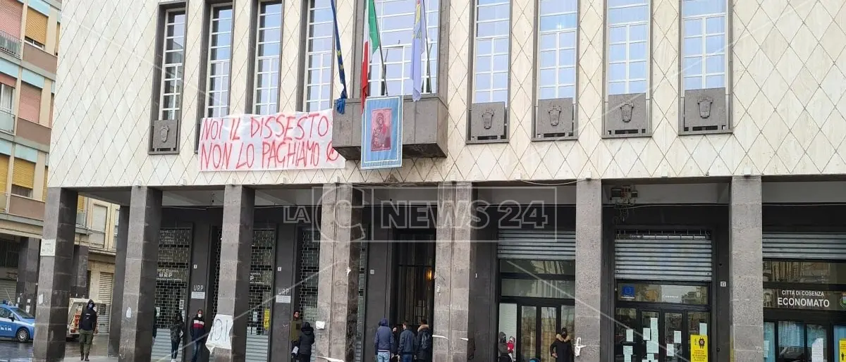Cosenza, emergenza abitativa: stop all’occupazione in Comune di Prendocasa