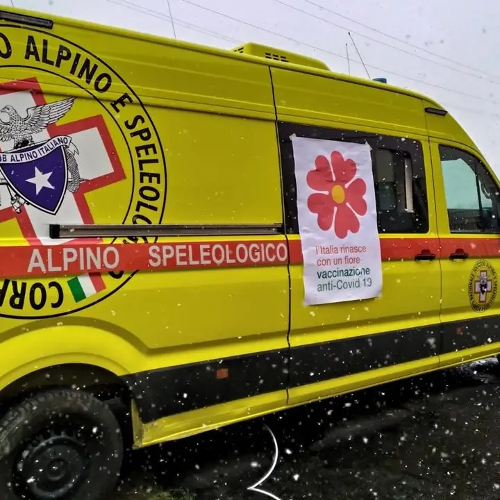 Covid, a Spezzano Sila attivato il polo vaccinale con l’aiuto del Soccorso alpino
