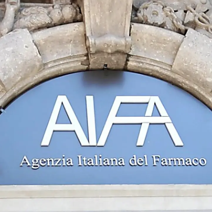 AstraZeneca, l’Aifa revoca il divieto d’uso: «Vaccino sicuro. I benefici superano i rischi»