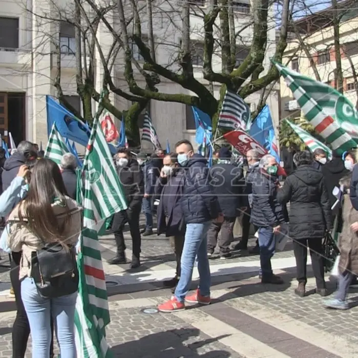 Vaccini e posti letto Covid, sindacati in piazza a Cosenza: «Sanità diritto di tutti»