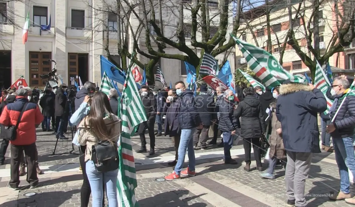 Vaccini e posti letto Covid, sindacati in piazza a Cosenza: «Sanità diritto di tutti»