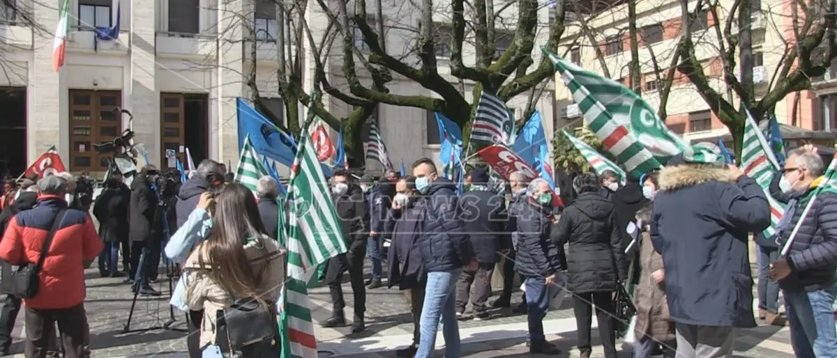 Vaccini e posti letto Covid, sindacati in piazza a Cosenza: «Sanità diritto di tutti»