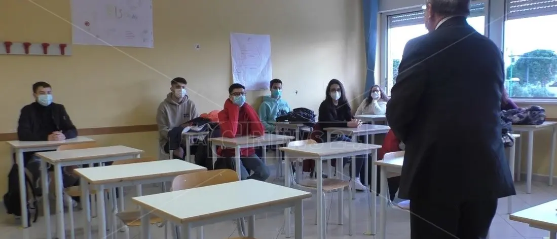 Catanzaro, aumentano i contagi nelle scuole: il sindaco chiude fino al 31 marzo