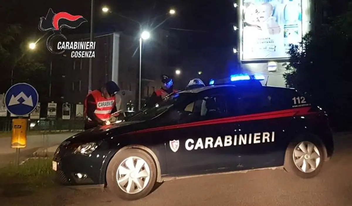 Covid, a Cosenza i clienti di un ristorante sotto tavoli all'arrivo dei carabinieri