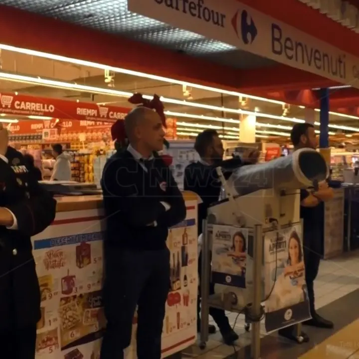 Lavoratori Carrefour a casa da gennaio e senza stipendio: «Lasciati in un limbo»