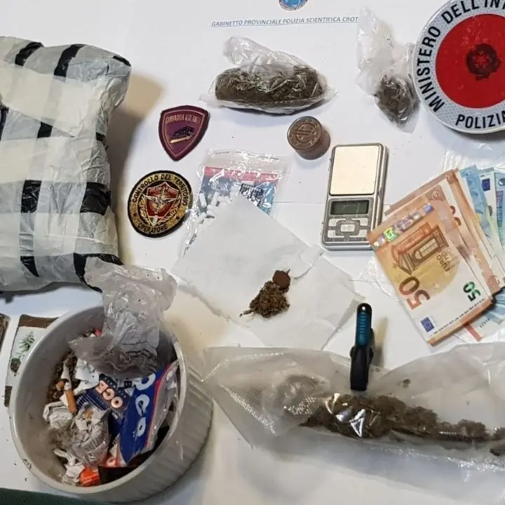 Crotone, sorpreso al porto con un chilo di droga: arrestato 62enne