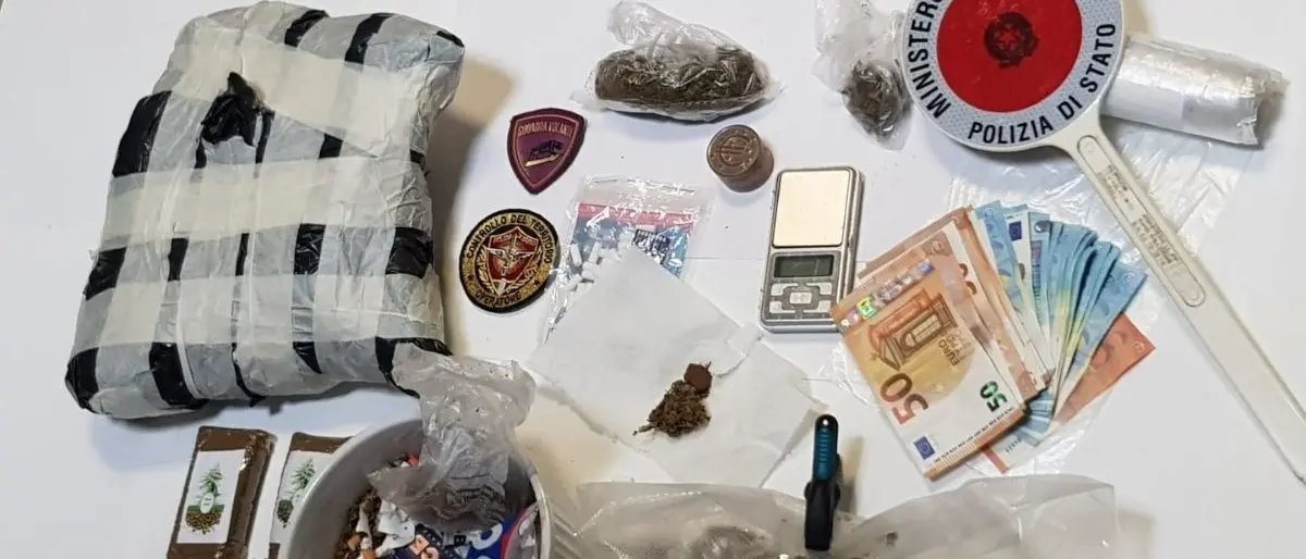 Crotone, sorpreso al porto con un chilo di droga: arrestato 62enne