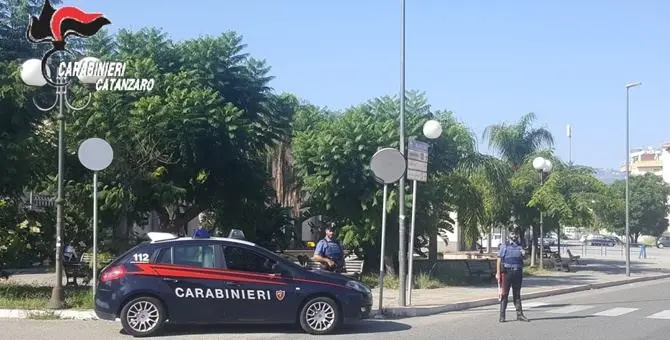 Insulta e aggredisce i carabinieri, un 48enne arrestato nel Catanzarese