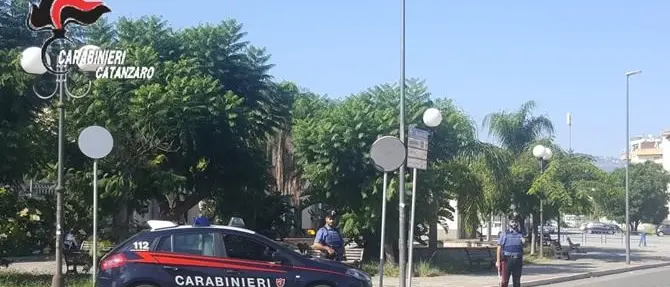 Insulta e aggredisce i carabinieri, un 48enne arrestato nel Catanzarese