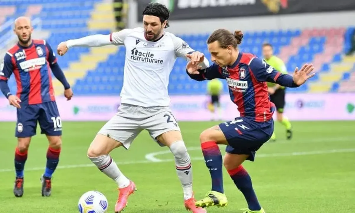 Serie A, harakiri Crotone: sopra di due gol si fa rimontare dal Bologna e perde 3-2