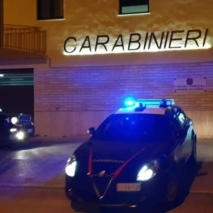 Inseguito dai carabinieri, getta droga dal finestrino dell’auto: fermato e denunciato