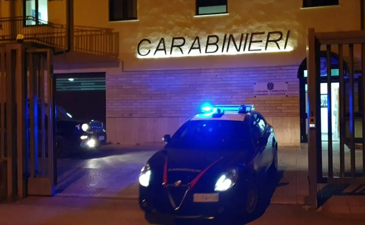 Inseguito dai carabinieri, getta droga dal finestrino dell’auto: fermato e denunciato