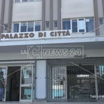 Scalea, intimidazione all'assessore Russo: bottiglia incendiaria davanti casa