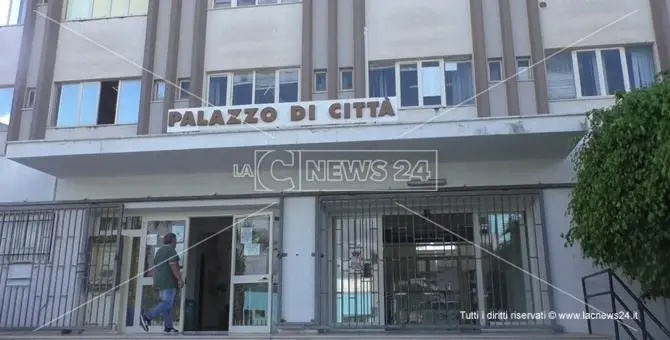 Scalea, intimidazione all'assessore Russo: bottiglia incendiaria davanti casa