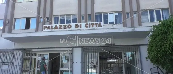 Scalea, intimidazione all'assessore Russo: bottiglia incendiaria davanti casa