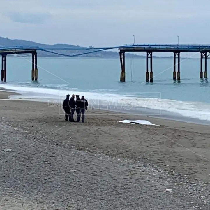 Siderno, cadavere di una donna rinvenuto in mare: avviate le indagini