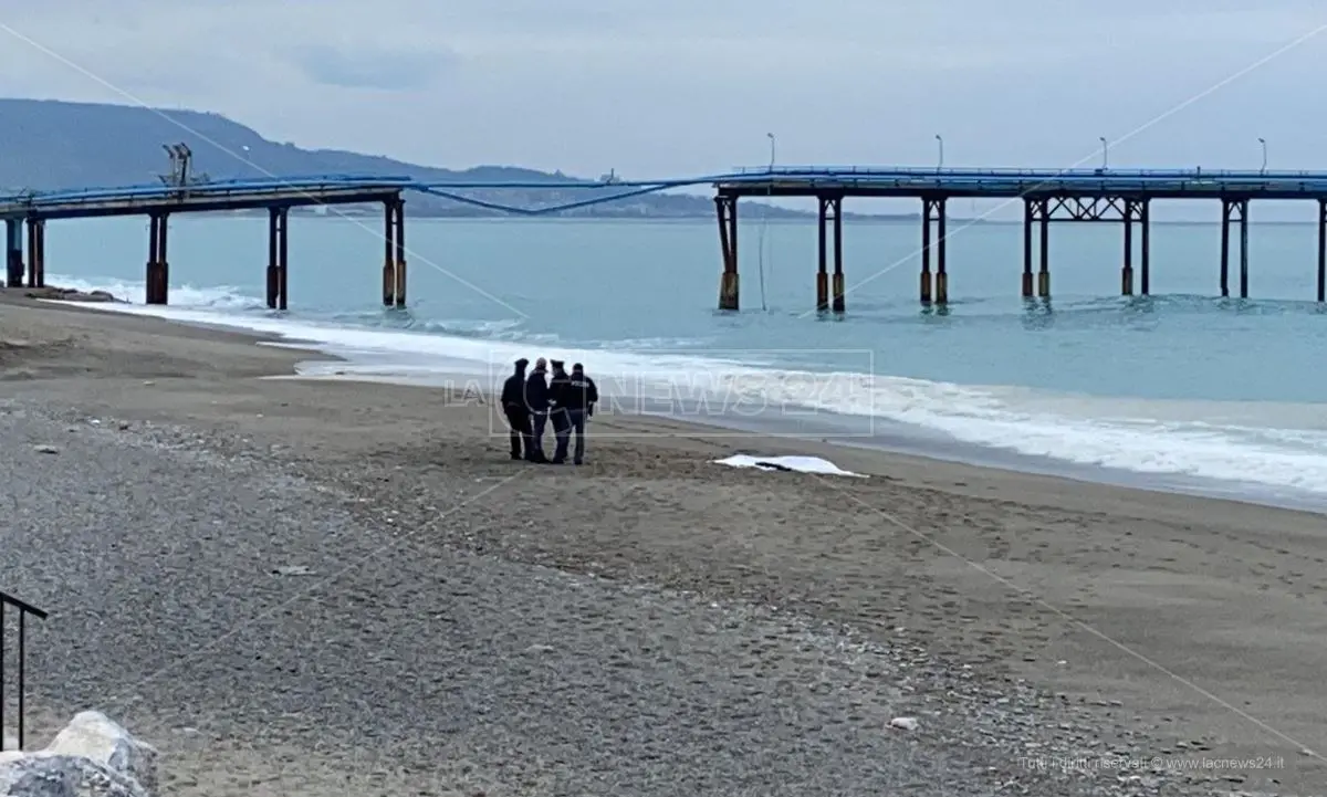 Siderno, cadavere di una donna rinvenuto in mare: avviate le indagini