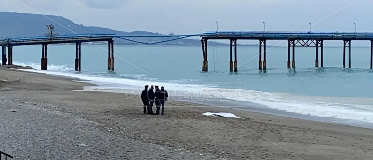 Siderno, cadavere di una donna rinvenuto in mare: avviate le indagini